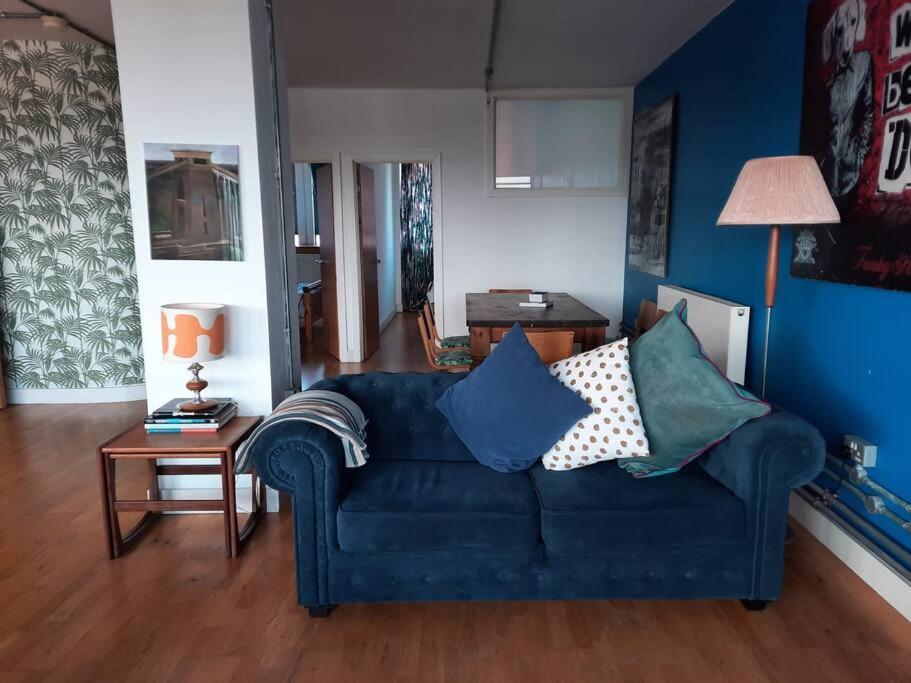 Trendy, Urban Open Plan Apartment Бристоль Экстерьер фото
